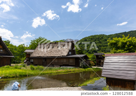 夏季白川鄉合掌村和水岸的美景 128012588