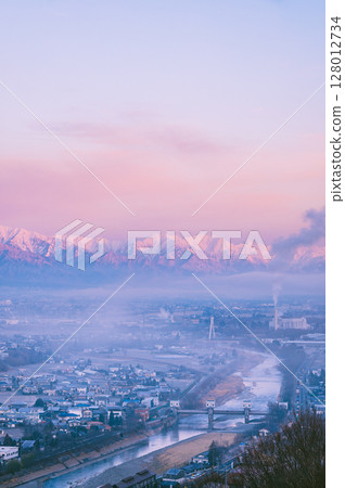 沐浴朝陽的北阿爾卑斯山、籠罩在晨霧中的松本盆地【照片來源:城山公園瞭望台】 沐浴朝陽的北阿爾卑斯山、籠罩在晨霧中的松本盆地【照片來源:城山公園瞭望台】 128012734