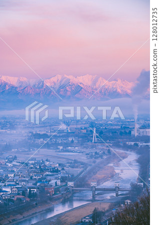 沐浴朝陽的北阿爾卑斯山、籠罩在晨霧中的松本盆地【照片來源：城山公園瞭望台】 128012735