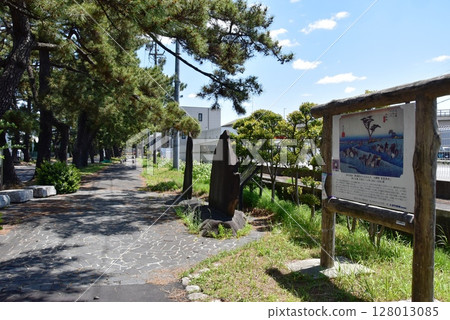 Aichi Prefecture: Tourist information board and horse market monument in Chiryu, pine tree avenue Aichi Prefecture: Tourist information board and horse market monument in Chiryu, pine tree avenue 128013085