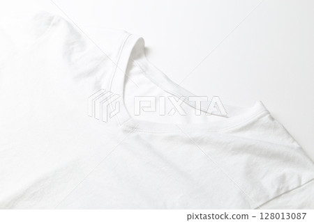 V-neck T-shirt 128013087