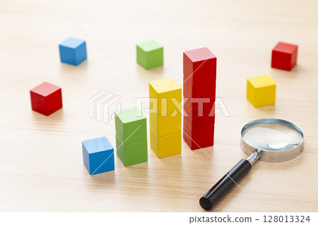 桌子上的方塊圖和放大鏡 128013324