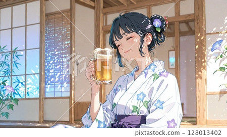 一位身穿浴衣的女子在陽台上喝著啤酒 一位身穿浴衣的女子在陽台上喝著啤酒 128013402