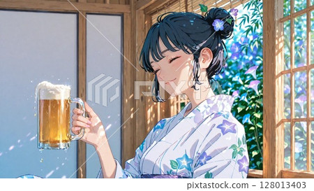 一位身穿浴衣的女子在陽台上喝著啤酒 128013403