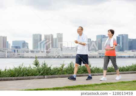 老年男性和女性鍛煉 老年男性和女性鍛煉 128013459