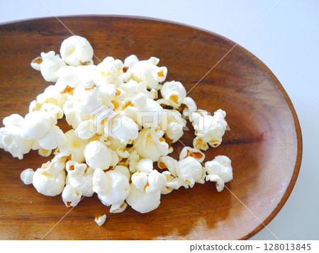 木板上的爆米花 128013845