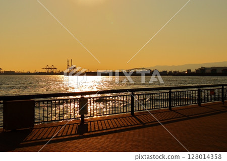 被夕陽染紅的大海 128014358