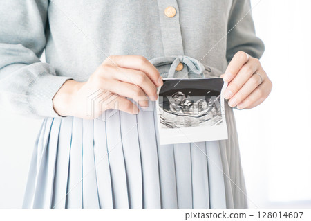 一名孕婦手持超音波照片的肖像 一名孕婦手持超音波照片的肖像 128014607