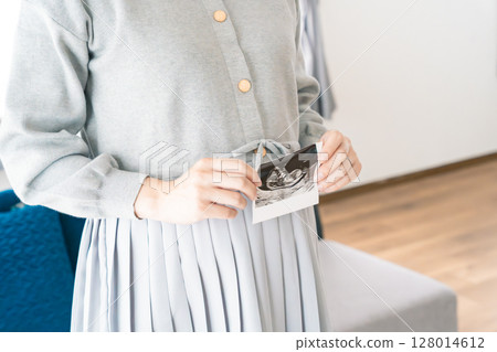 一名孕婦手持超音波照片的肖像 128014612