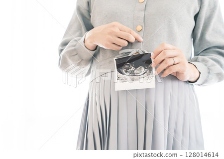 一名孕婦手持超音波照片的肖像 128014614