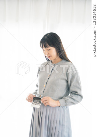 一名孕婦手持超音波照片的肖像 128014618