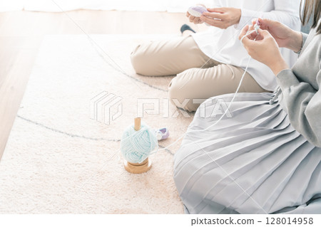 母親和女兒織嬰兒鞋 128014958