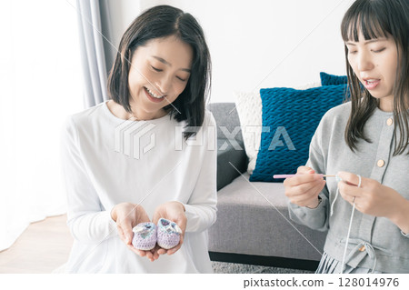 母親和女兒織嬰兒鞋 母親和女兒織嬰兒鞋 128014976