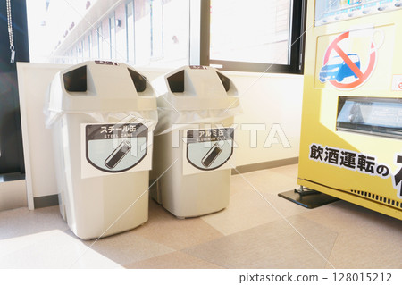 帶有“禁止酒後駕駛”標誌的軟性飲料自動販賣機和垃圾桶 128015212