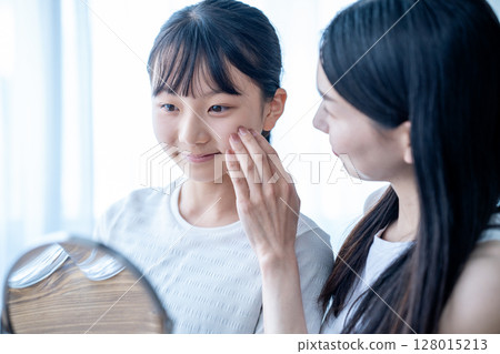 家長和孩子進行臉部護理 128015213