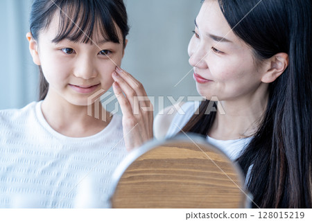 Parents and children doing face care 128015219