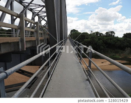 橋邊的景色-伯德金地區的水邊風光 橋邊的景色-伯德金地區的水邊風光 128015429