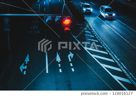 Night road: traffic lights and cars traveling in the oncoming lane 128016127