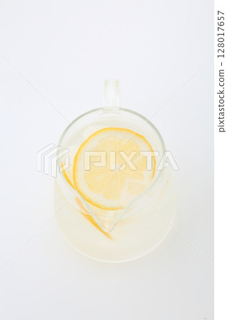 梅耶檸檬切成塊，加入一壺檸檬水 128017657