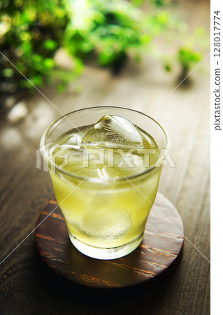 Cold green tea on a summer day 128017774