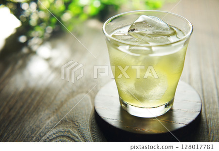 Cold green tea on a summer day Cold green tea on a summer day 128017781