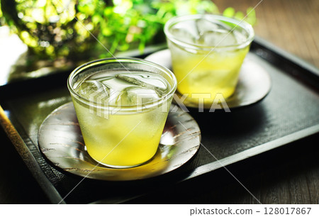 Cold green tea on a summer day 128017867