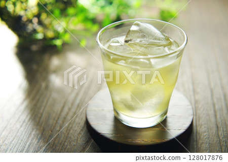夏日的冷綠茶 128017876