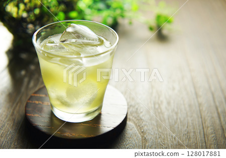 Cold green tea on a summer day 128017881