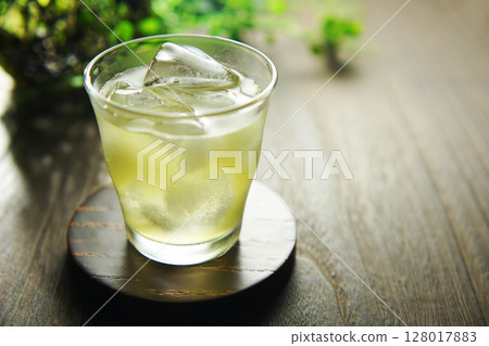 Cold green tea on a summer day 128017883