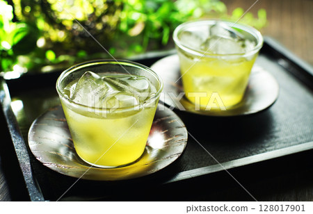 Cold green tea on a summer day 128017901