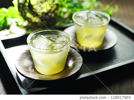 Cold green tea on a summer day 128017903