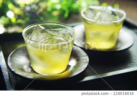 夏日的冷綠茶 128018016