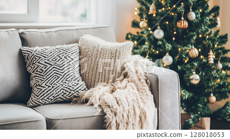 Cozy Christmas interior featuring a beautifully decorated tree and warm winter decorations 128018053