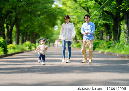 一個一歲半的男孩跑向他的家人 128019006