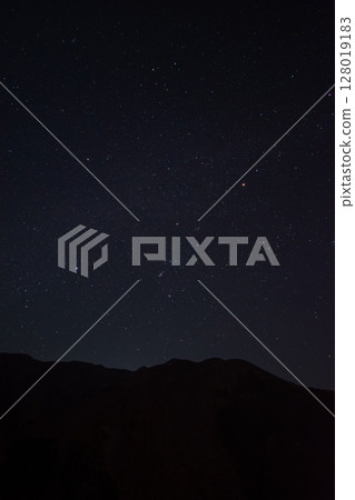 秩父山脈、晴朗的冬日星空和獵戶星座 128019183