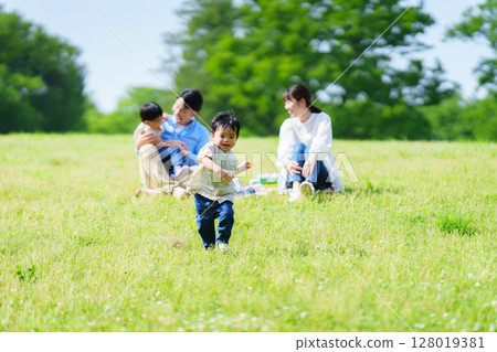 男孩跑向家人 128019381