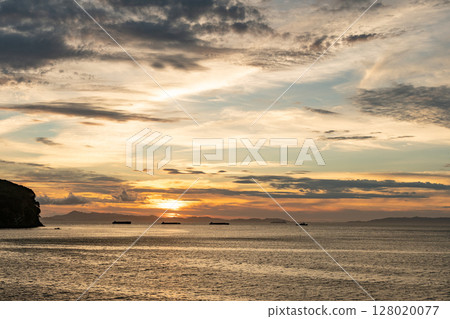 和歌山縣和歌山市、大川、夕陽下的奇淡海峽、淡路島 和歌山縣和歌山市、大川、夕陽下的奇淡海峽、淡路島 128020077