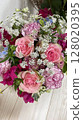 明亮的粉紅色花束 128020395