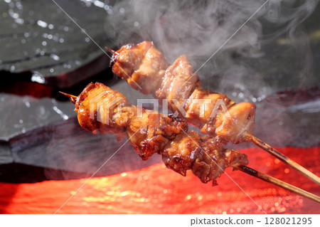 烤雞肉串的圖片 128021295