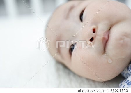 四個月大嬰兒流口水的臉部特寫 四個月大嬰兒流口水的臉部特寫 128021750