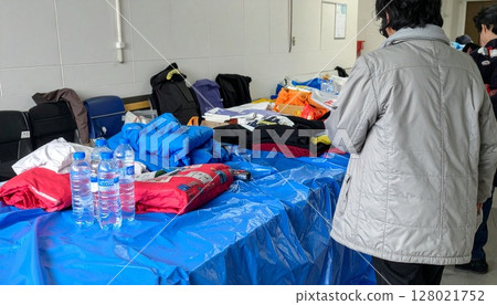 Elderly people receiving relief supplies 128021752