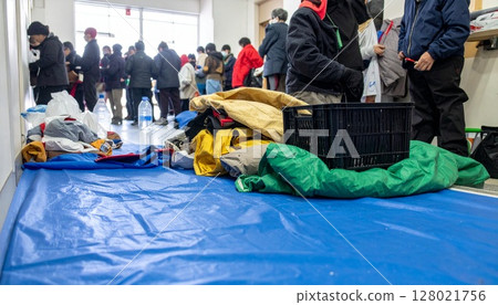 老人領取救援物資 老人領取救援物資 128021756