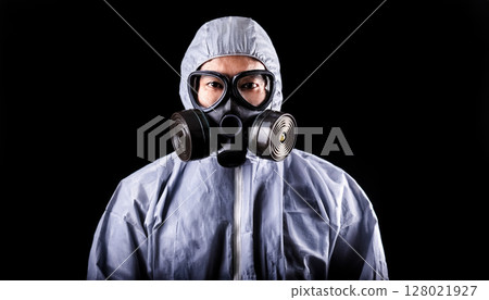 穿戴防護口罩和防護服的人員正面照/用於醫療和教育目的，以提高人們對傳染病對策和防災的認識 128021927
