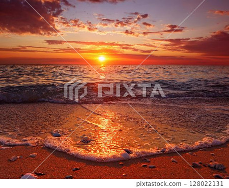 紅色的天空、溫柔的海浪、海上的落日、金色的沙灘和閃閃發光的貝殼。 128022131