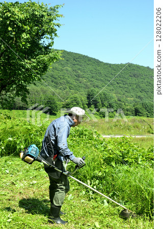 Senior to mowing Senior to mowing 128022206
