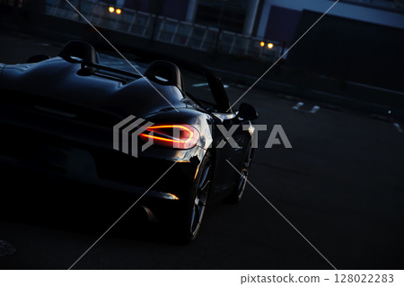 閃亮的黑色敞篷車 128022283