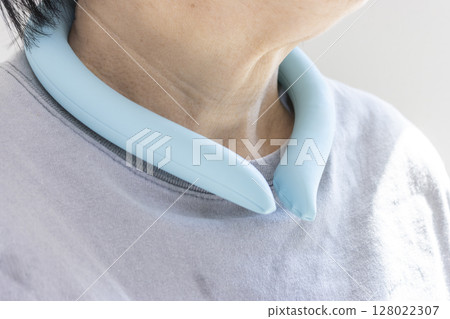 A senior woman's neck wearing an ice ring (no face, Japanese, 60s) 128022307