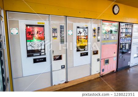 【Coin Snack Plaza】店內有許多自動販賣機 【Coin Snack Plaza】店內有許多自動販賣機 128022351
