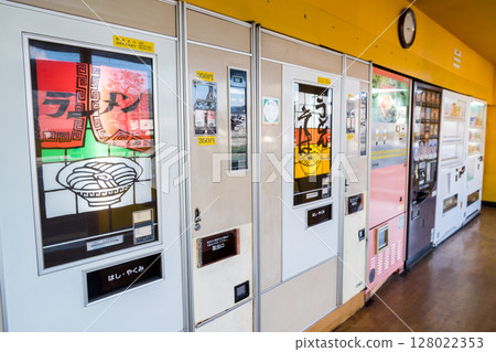 【Coin Snack Plaza】店內有許多自動販賣機 128022353