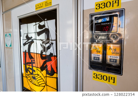 [Coin Snack Plaza] Inside the store are many vending machines 128022354